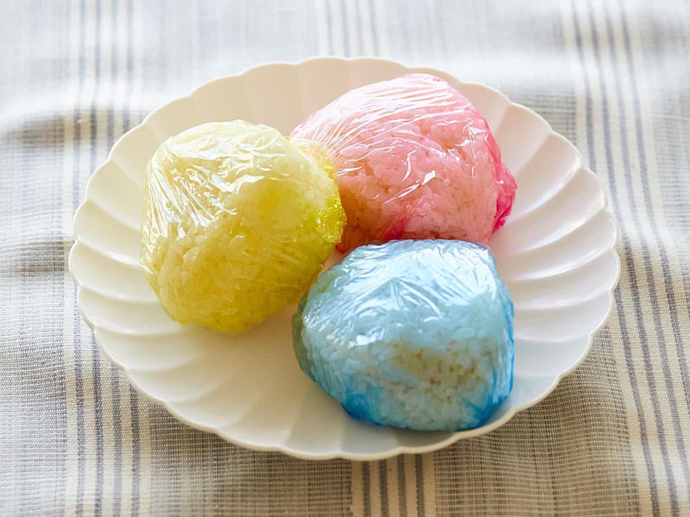 おにぎりがカラフルに