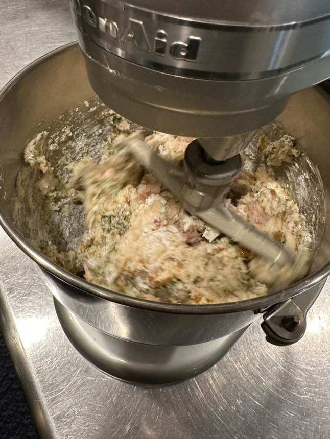 材料を追加し混ぜ合わせる