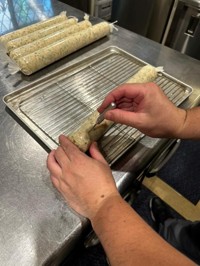 針で穴をあけて空気を抜く