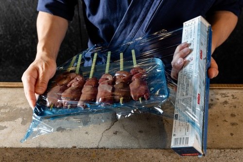 抗菌ブルーラップを引き出してカット