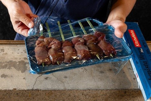 抗菌ブルーラップで肉を包む