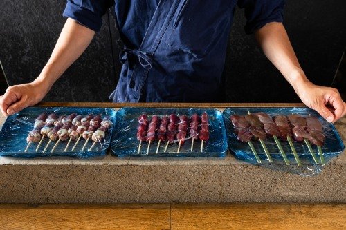 抗菌ブルーラップで包んだ鶏肉